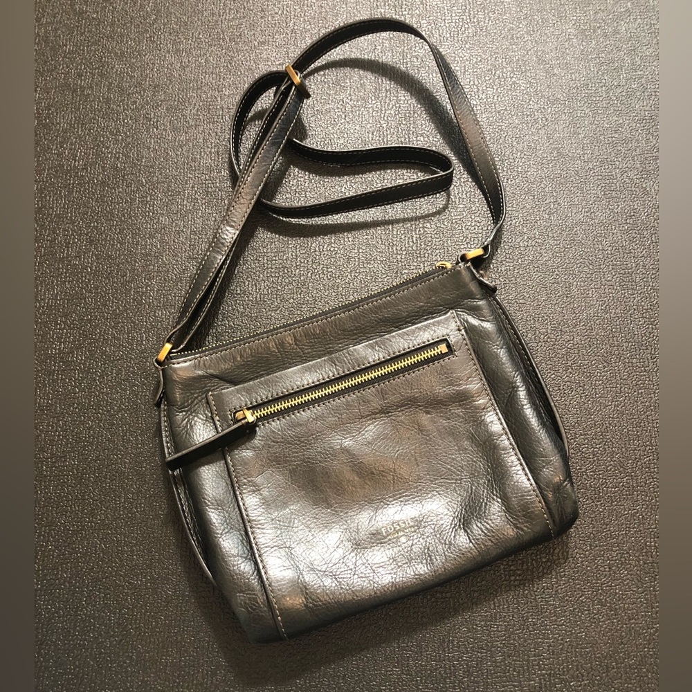 24.Fossil Crossbody leather bag